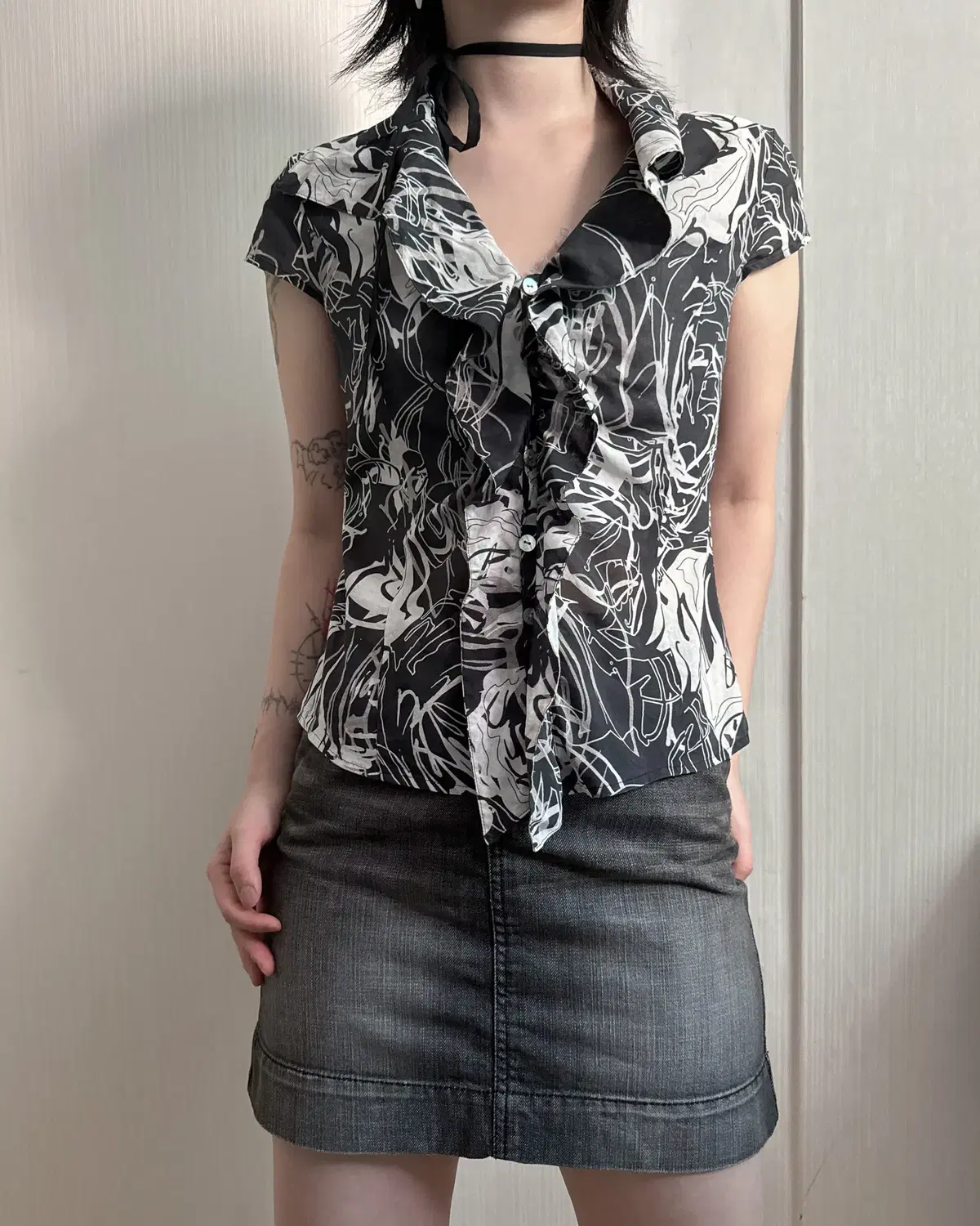 Pattern frill slim fit shirt